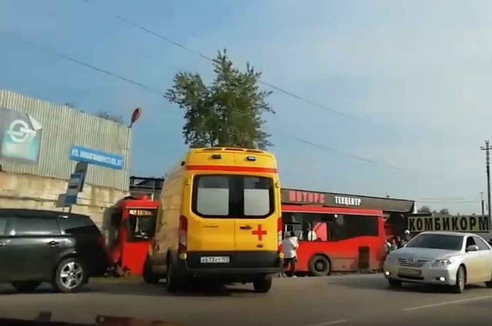 Автобус врезался в магазин. Фото группа ВК "Мой город Пермь"