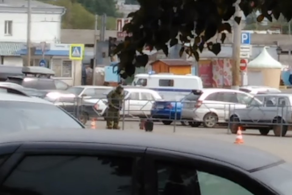 В Кирове оцепили территорию рядом с железнодорожным вокзалом из-за оставленной без присмотра сумки. Фото: vk.com/id548628221