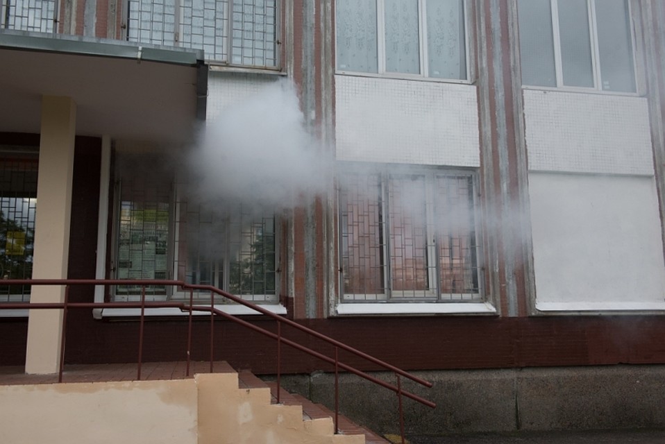 Спасать попавший в беду электорат пришлось с помощью пожарной автолестницы. Фото: ГУ МЧС по Санкт-Петербургу