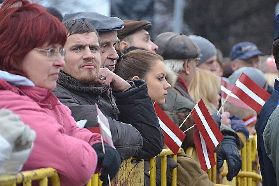 Жители Латвии неизменно называют экономику главной проблемой, которую нужно решать.