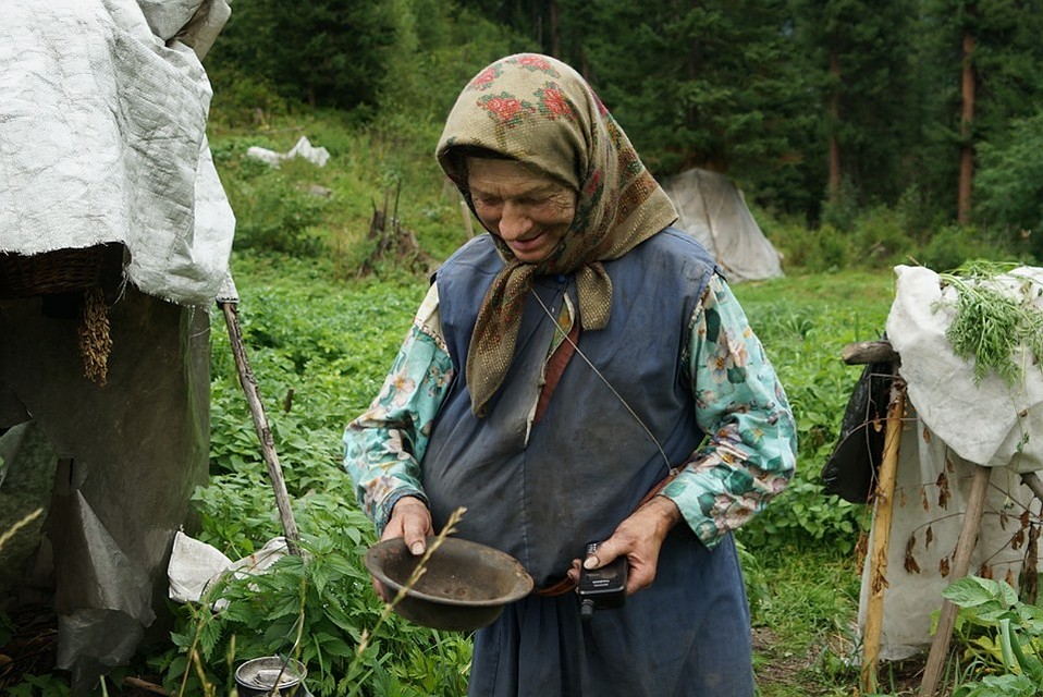 «Эта тарелочка всегда со мной была»: Агафья Лыкова передала музею свою детскую посуду Фото: заповедник «Хакасский»