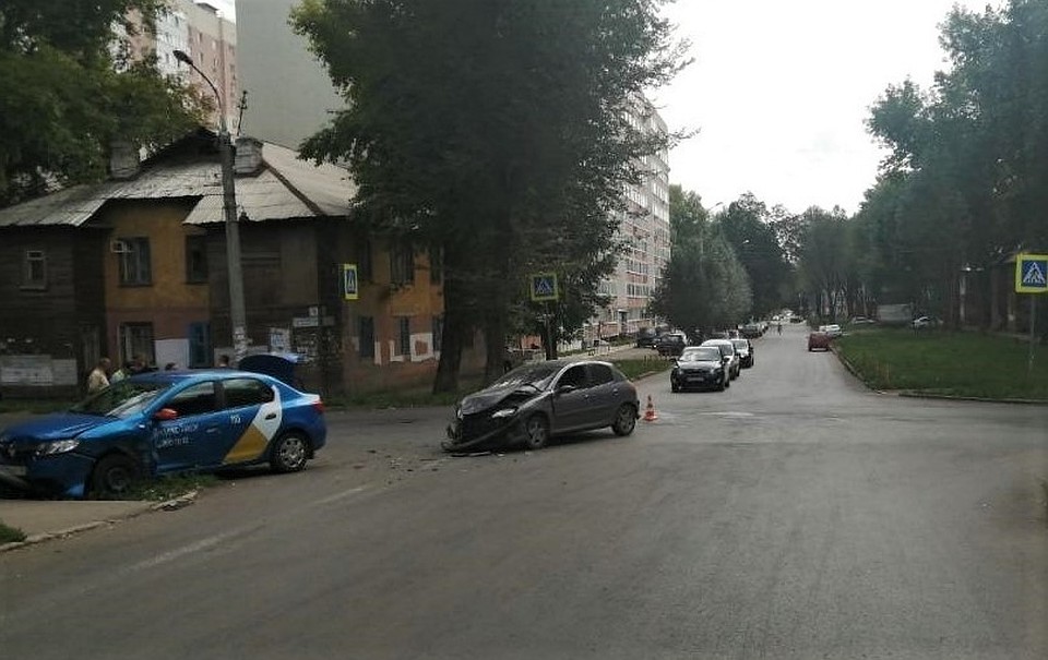 Удар пришелся в пассажирскую дверь