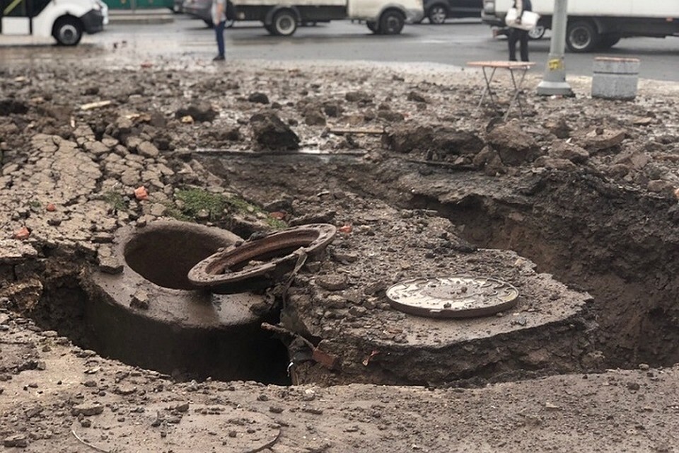 У метро "Дыбенко" красочно прорвало трубу. Фото: ВК "ДТП и ЧП Санкт-Петербург"