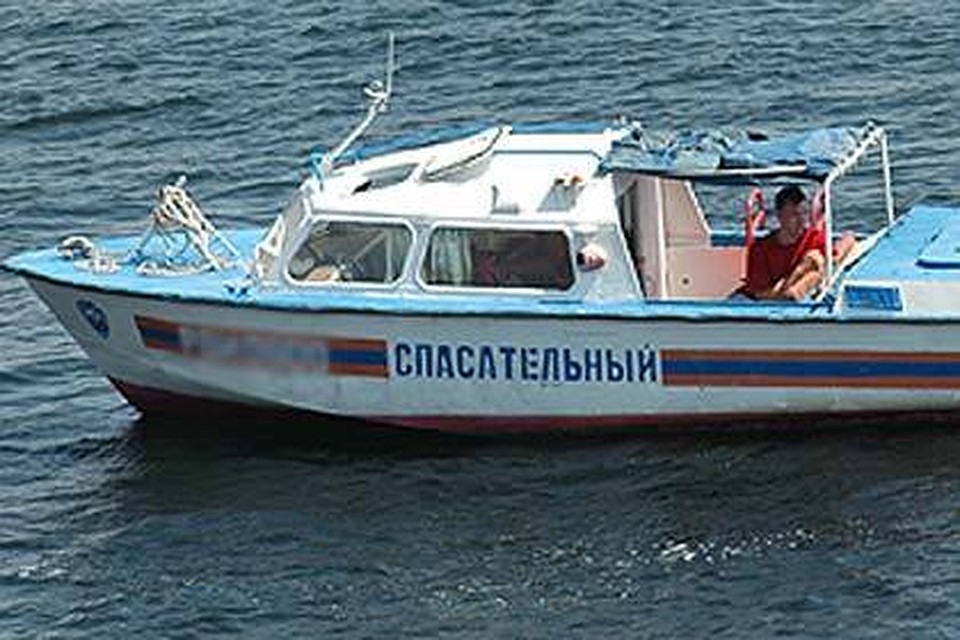 Спасатели ежедневно патрулируют берега.