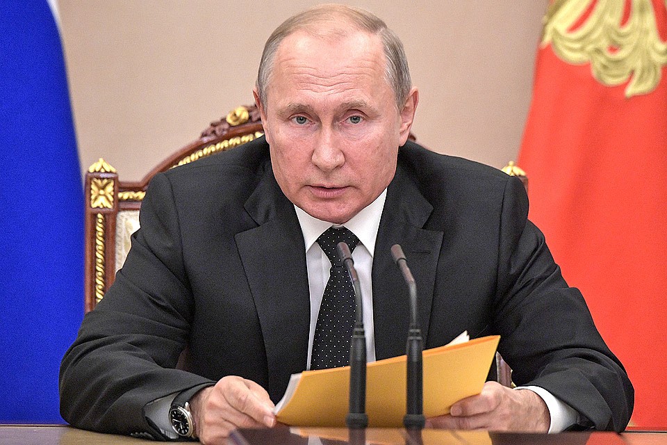 Президент России Владимир Путин во время совещания с постоянными членами Совета безопасности РФ в Кремле. Фото Алексей Никольский/пресс-служба президента РФ/ТАСС