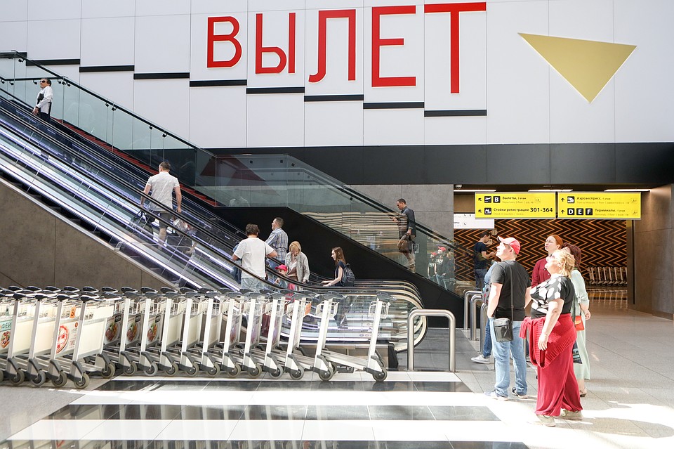 В результате ЧП пострадал самолет, который был припаркован на стоянке.