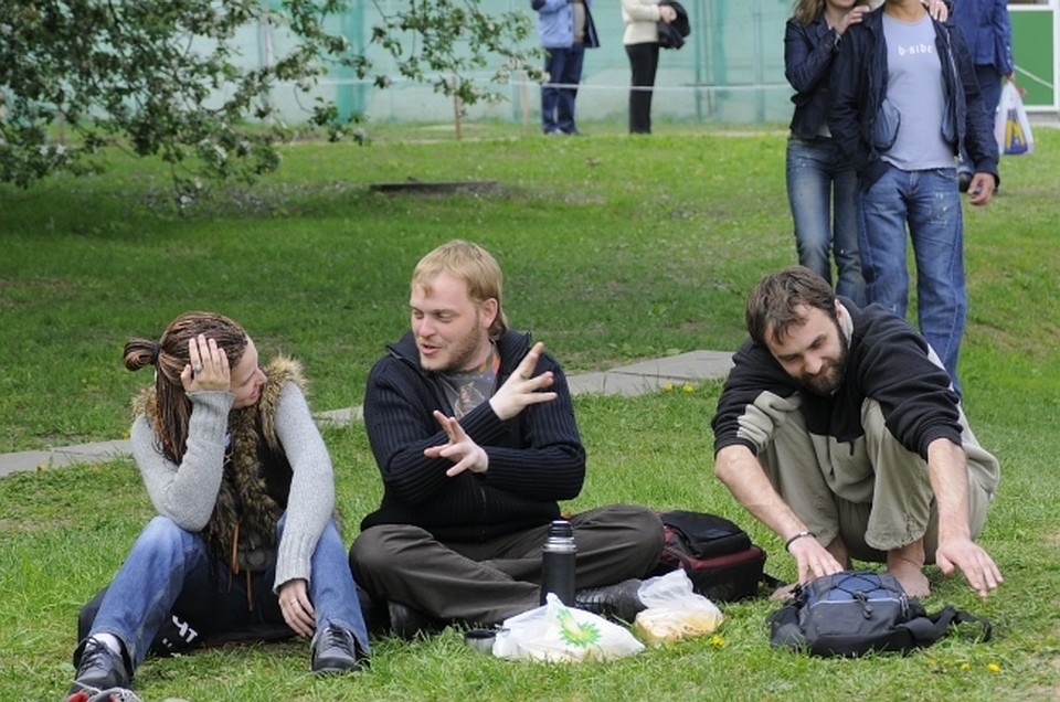 Челябинцев попросили не топтать траву на Алом поле. Пока.
