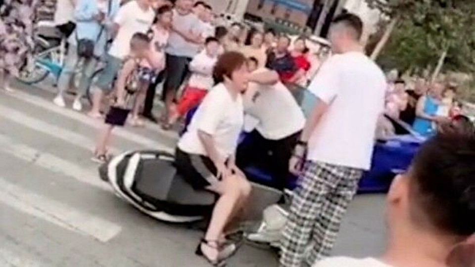Женщина согласилась подыграть сыну и вместе с ним отправилась в изолятор Фото: Weibo