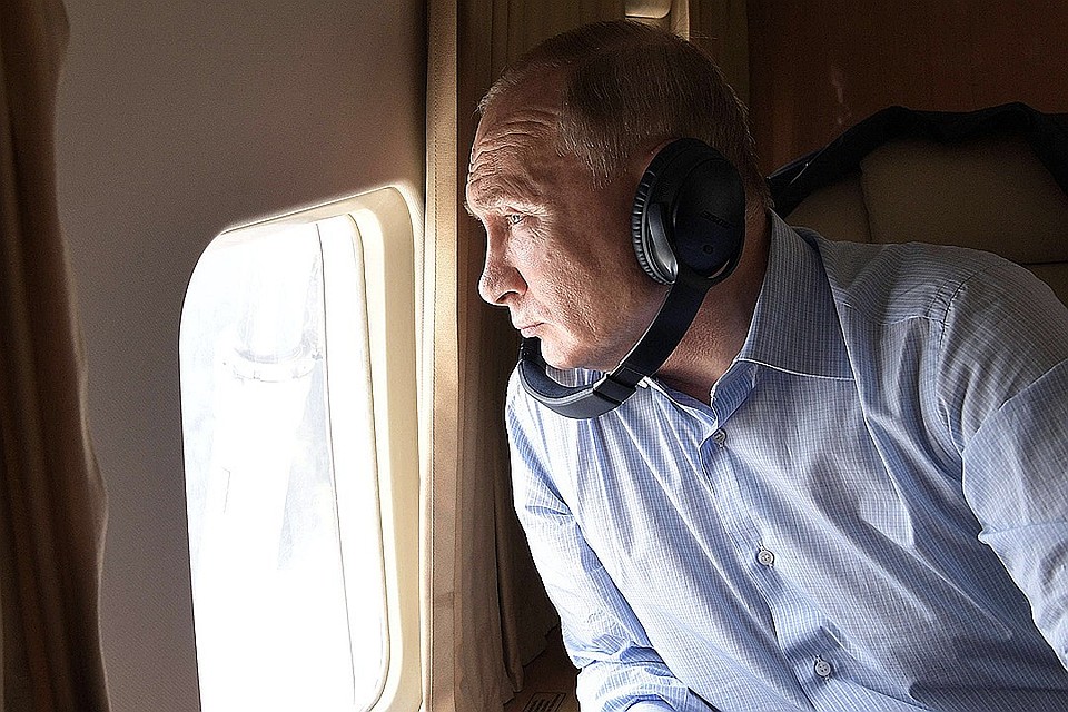 Президент РФ Владимир Путин во время облета пострадавших районов Иркутской области от наводнения. Фото Владимир Агафонов/пресс-служба президента РФ/ТАСС