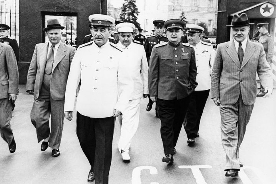 Лаврентия Берию (справа от Сталина) расстреляли 24 декабря 1953 года. После этого его семья попала в опалу. Фото: РИА Новости