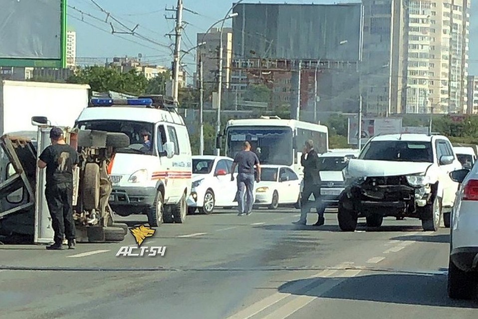 Водитель кроссовера на скорости подбил грузовик.