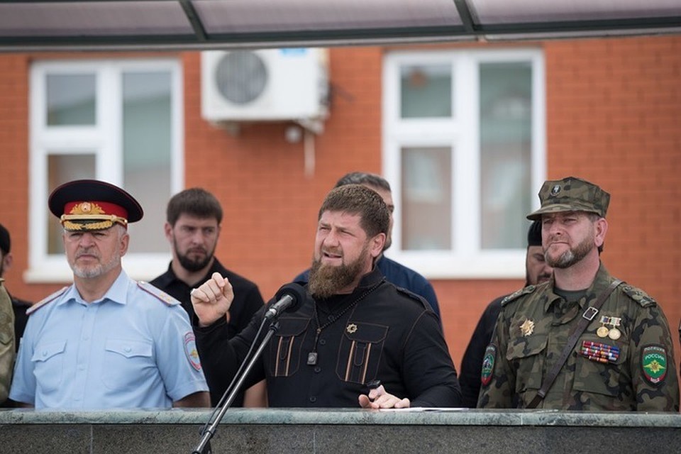 Кадырова выступает на митинге