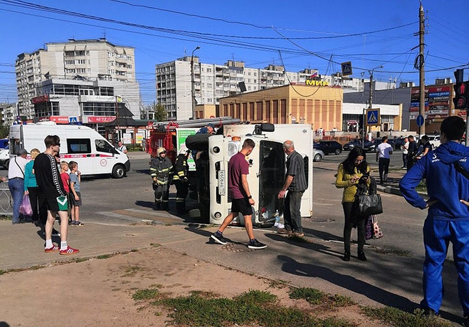 На перекрестке в "Южном" перевернулся грузовик Фото: vk.com/"Подслушано у водителей. Тверь"/Михаил Козырев
