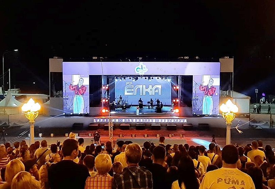 Послушать Елку пришли тысячи волгоградцев.