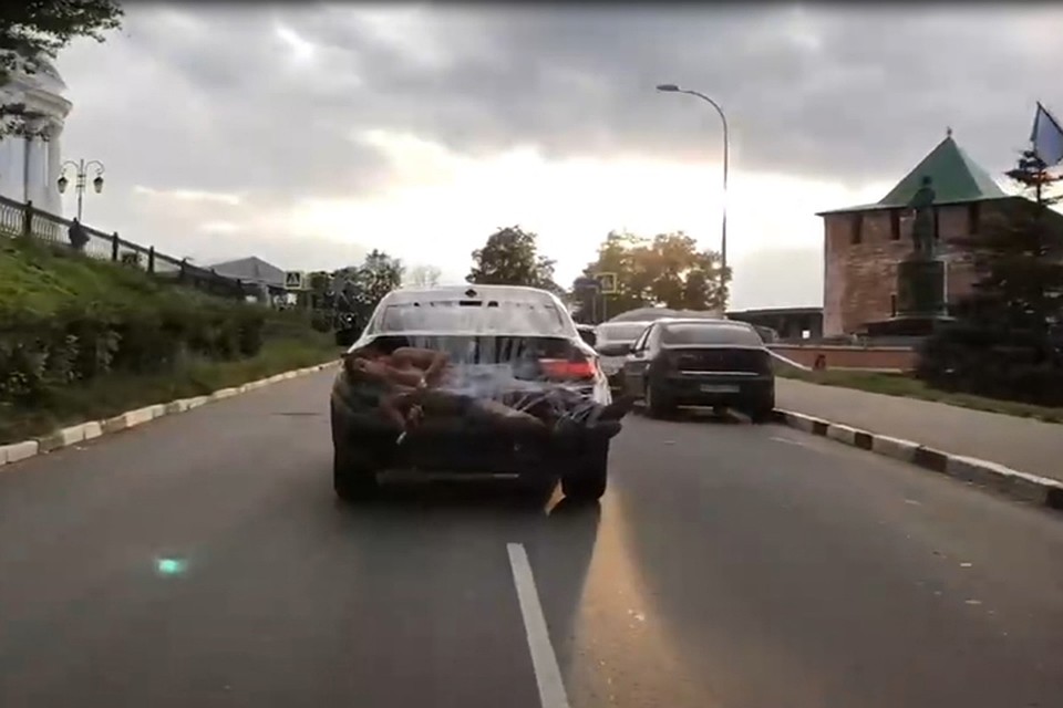 Полуголый пранкер прокатился по городу на бампере своего автомобиля. ФОТО: Ким Вадимович