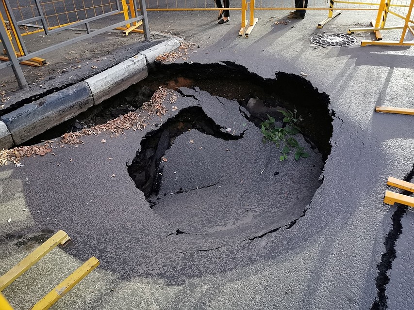 Место провала огородили, а яма продолжает увеличиваться Фото: vk.com/"НТ|Новая Тверь"