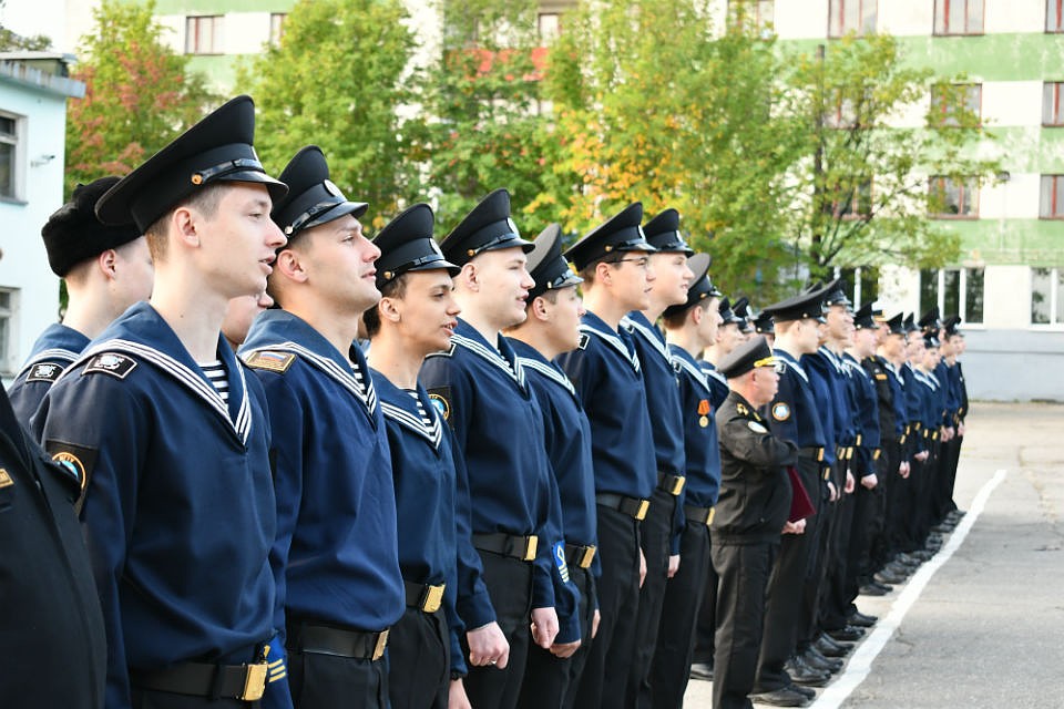 Ребятам присвоили звание матросов. Фото: пресс-служба МГТУ