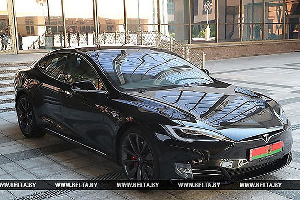 Топовая Tesla Model S в самой мощной версии P100D - с президентскими номерами. Эта модификация имеет мощность в 762 лошади и разгоняется до сотки за 2,7 секунды – просто пуля! Фото: БелТА.