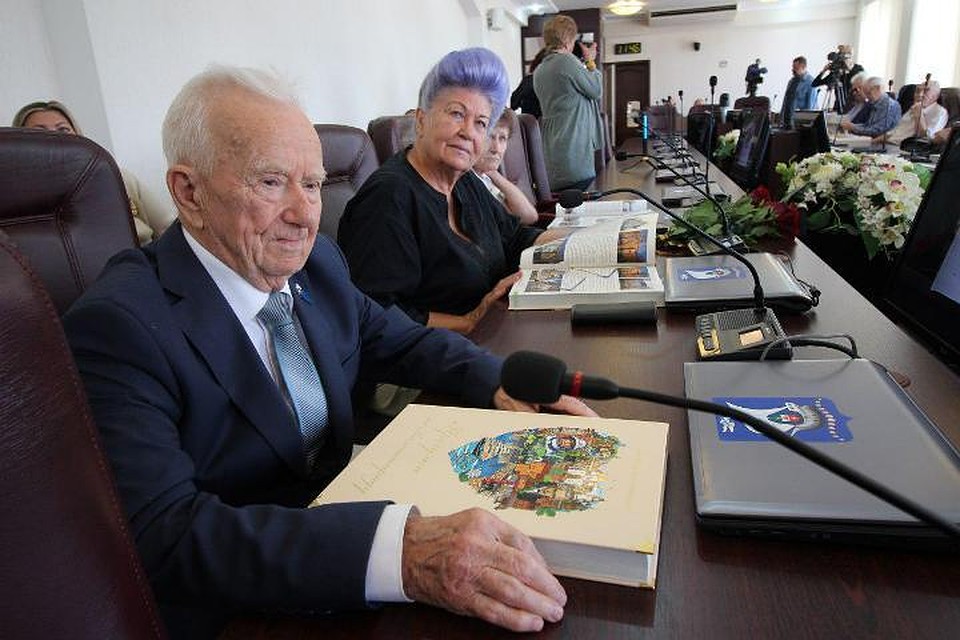 Новую книгу в первую очередь получили почетные граждане Калининграда.