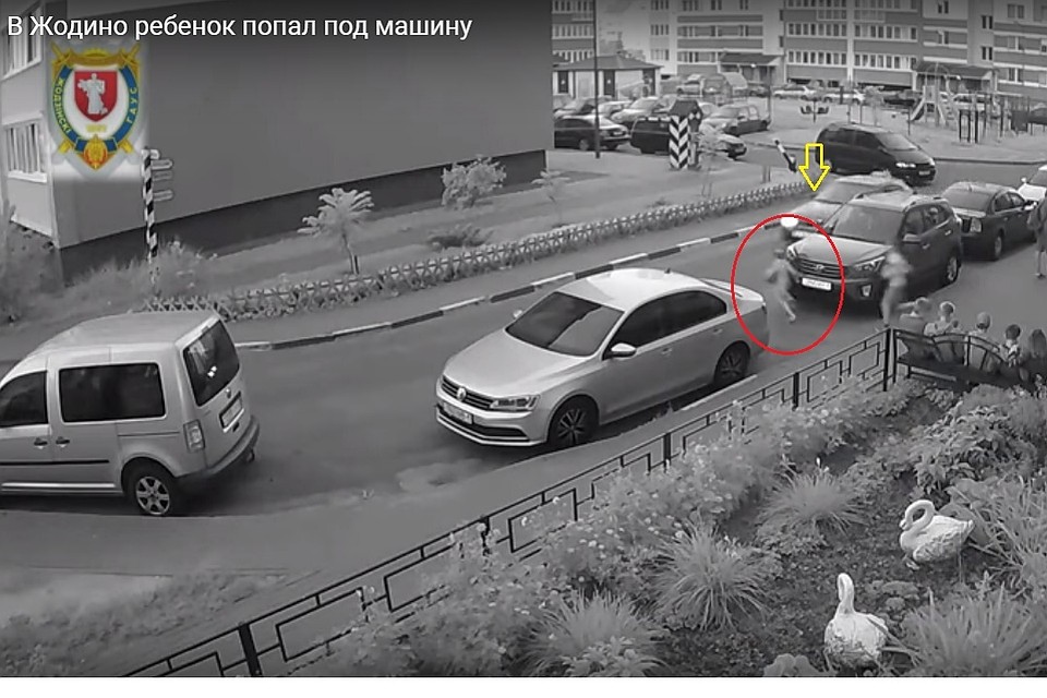 Девочка выбежала из-за припаркованных у подъезда авто. Фото: стоп-кадр.