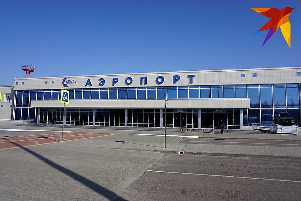 На данный момент аэропорт работает в штатном режиме, решают вопрос с отправкой пассажиров рейса, где произошло ЧП в Санкт-Петербург.