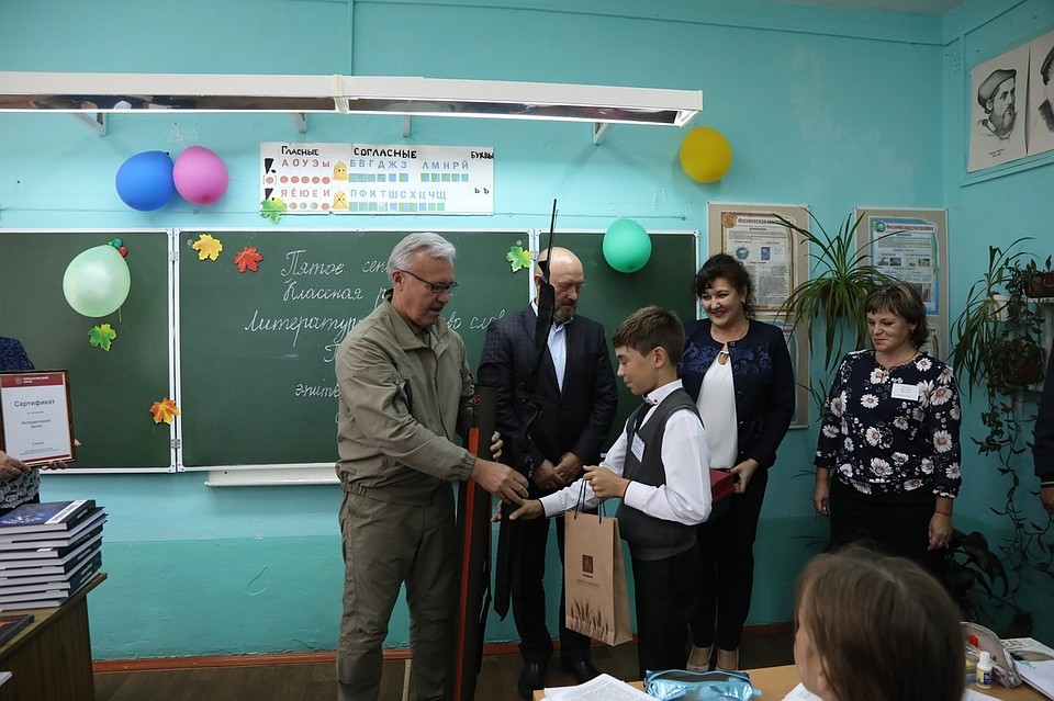 Пятиклассник получил спиннинг в подарок от губернатора Красноярского края. Фото: группа "Я живу в Красноярске".