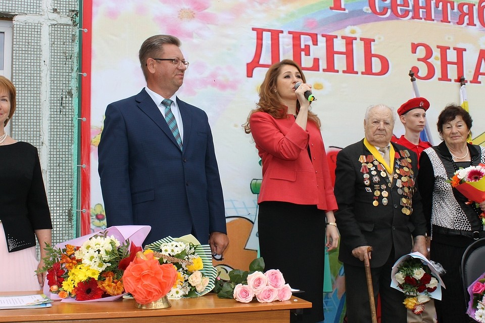 Валерия Андреева (слева) охарактеризовали как активного, целеустремленного и справедливого директора.