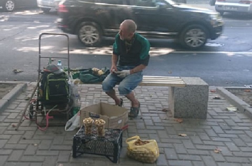 Очищенные орехи продают в Кишиневе на каждом шагу