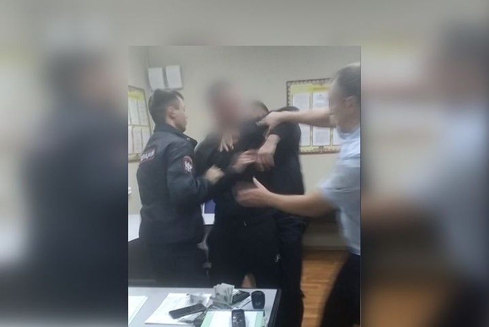 Житель Ростовской области устроил дебош в аэропорту "Толмачево". Фото: Кадр из видео