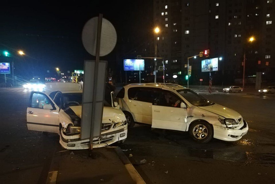 Одна из машин врезалась в дорожный разделитель.