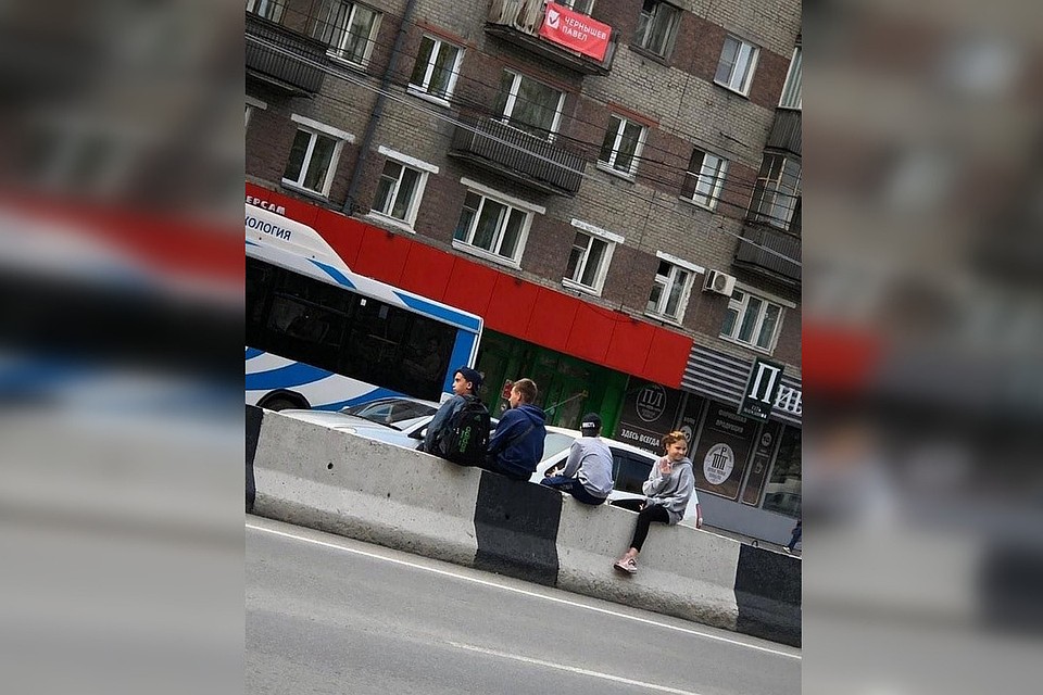 Подростки выбрали себе проезжую часть местом для игр. Фото: vk.com/pdsnvs.