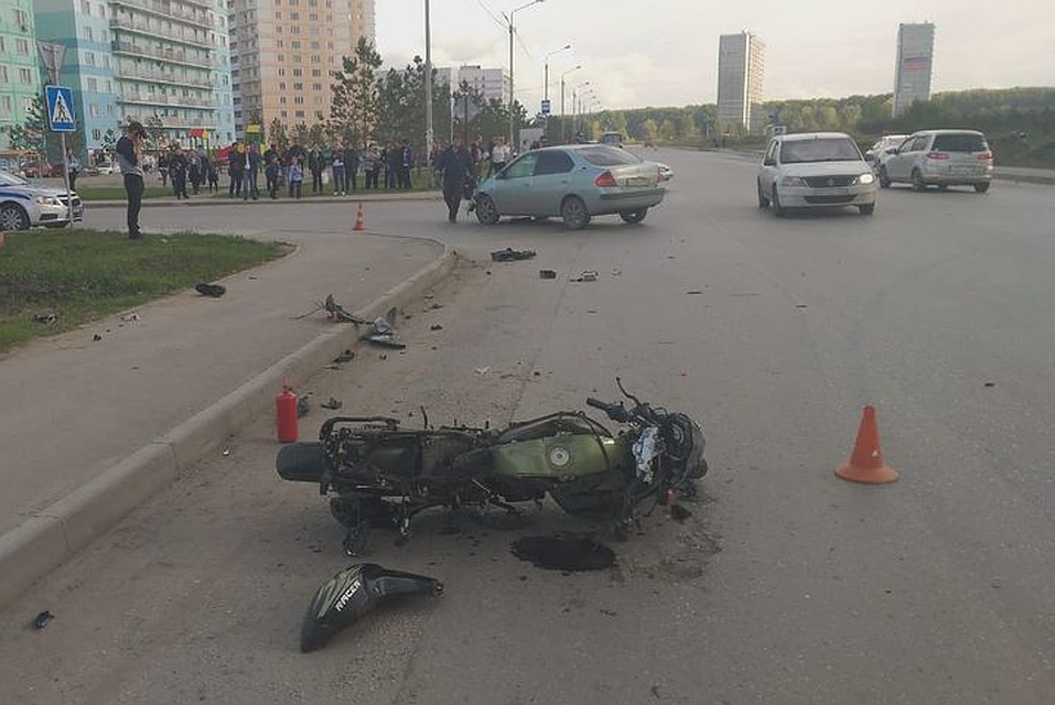 Двое подростков на мотоцикле врезались в автомобиль. Фото: ГИБДД НСО