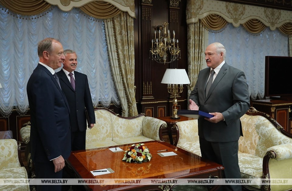 Александр Лукашенко преподнес Николаю Патрушеву необычный подарок. Фото: БелТА