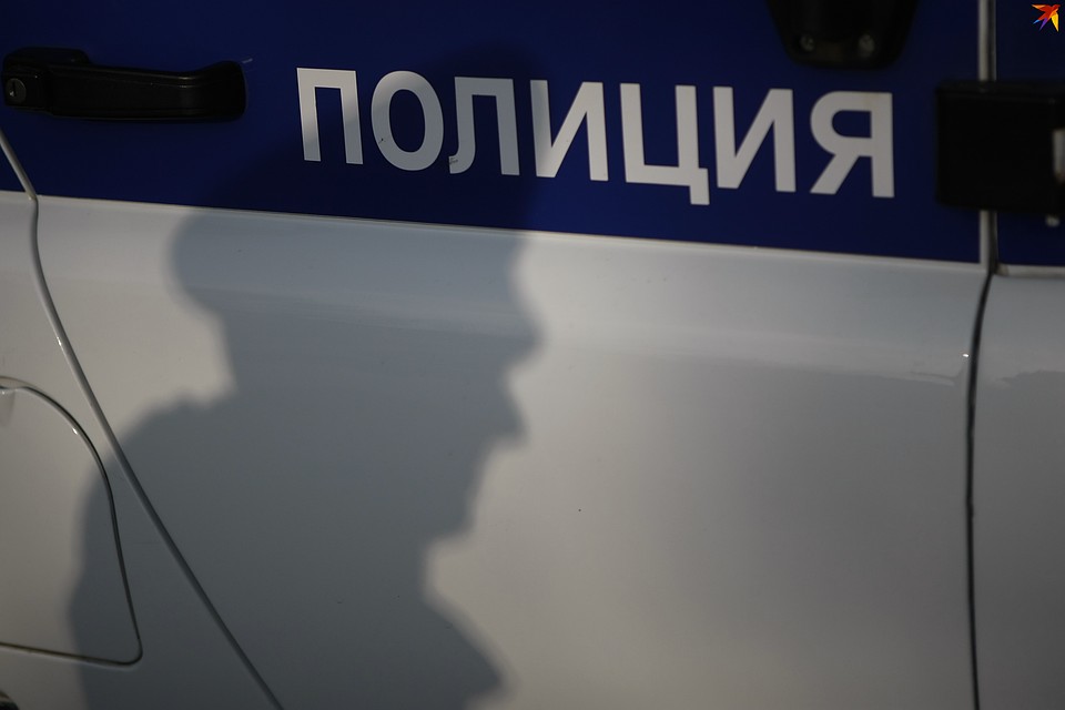 Дебошир наехал колесом на стопу правоохранителя.