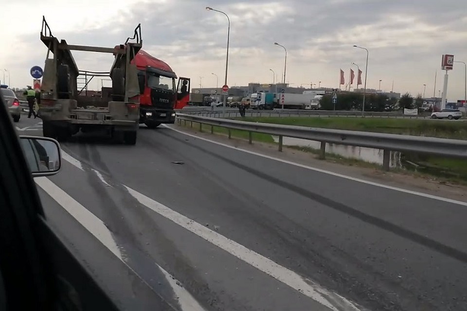Фура сбила женщину, идущую по обочине КАД в Петербурге