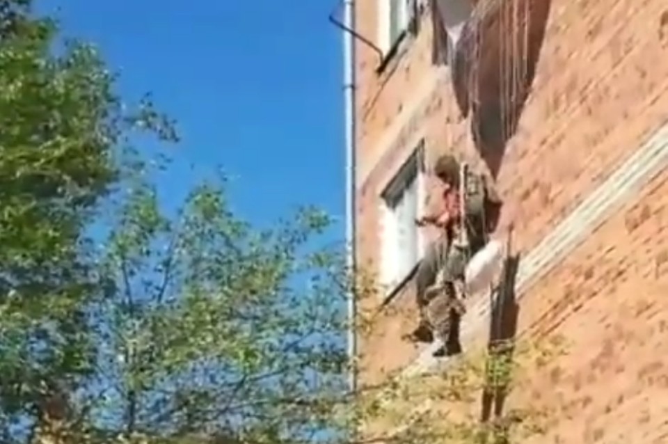 Висящего на парашюте мужчину увидели и жители многоквартирного дома в Уссурийске.