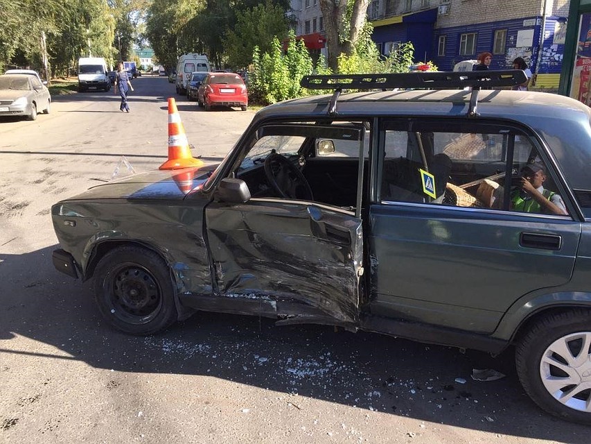 Автомобилистка влетела в отечественную легковушку, не пропустив ее на перекрестке