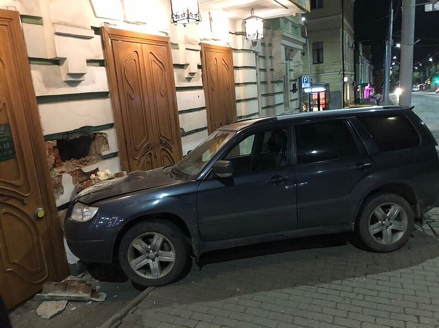 Так выглядела стена театра кукол сразу после аварии