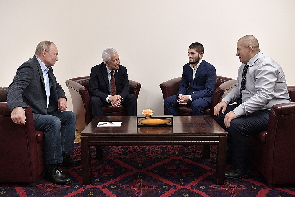 ладимир Путин, глава Дагестана Владимир Васильев, чемпион UFC в легком весе Хабиб Нурмагомедов и его отец и тренер Абдулманап Нурмагомедов. Фото: Алексей Никольский/ТАСС