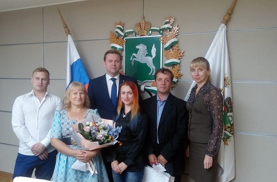 Семью Пироговых поздравил вице-губернатор Иван Деев. Фото: tomsk.gov.ru