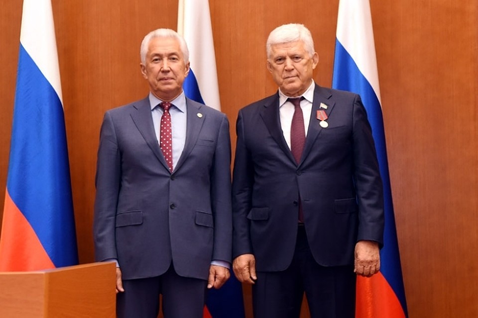 Владимир Васильев лично наградил депутатов памятными медалями. Фото: пресс-служба НС РД