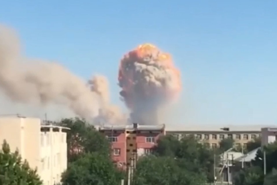 В Казахстане при взрыве во время плановых работ на складе в Арысе пострадали четверо военных