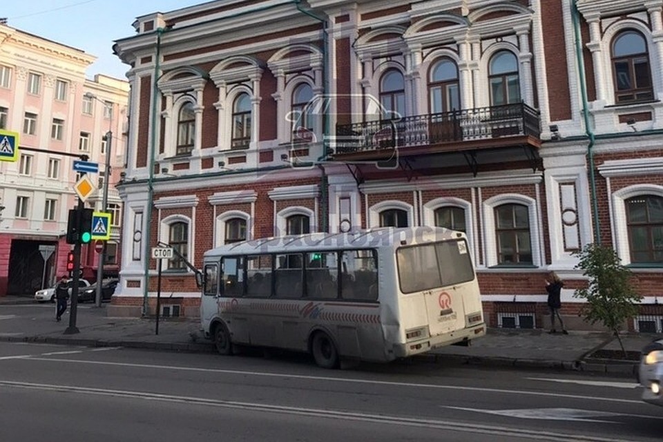 В столб – и в окно полиции: в центре Красноярска маршрутка сбила фонарь. Фото: "ЧП-Красноярск"