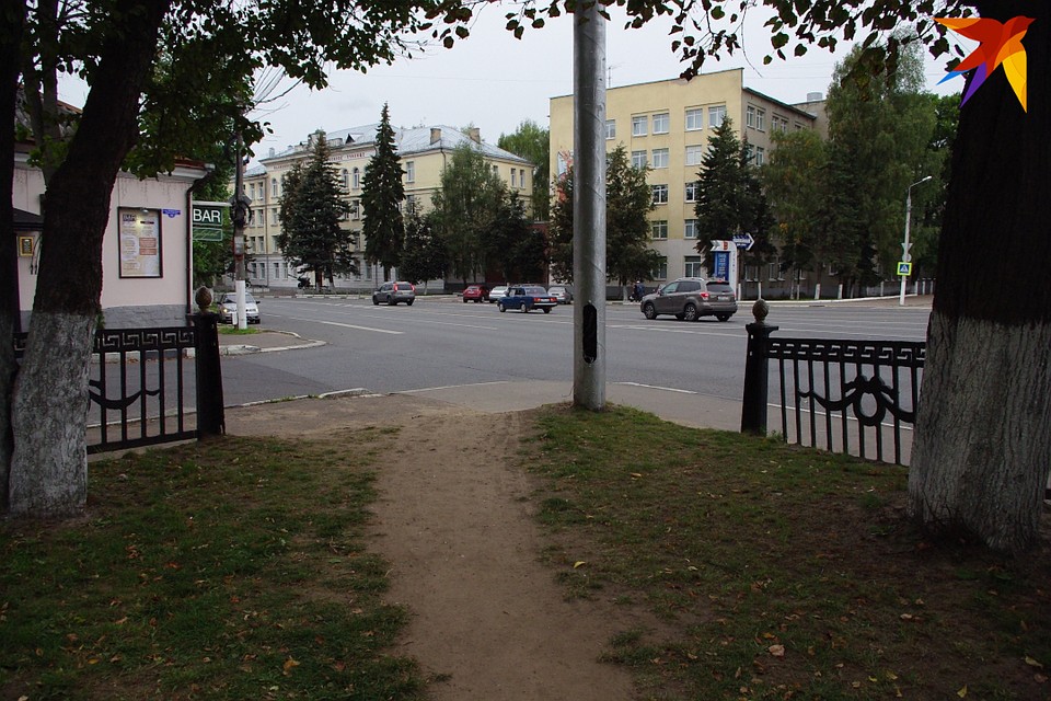 Вот уже восемь месяцев в чугунной ограде сквера зияет дыра.