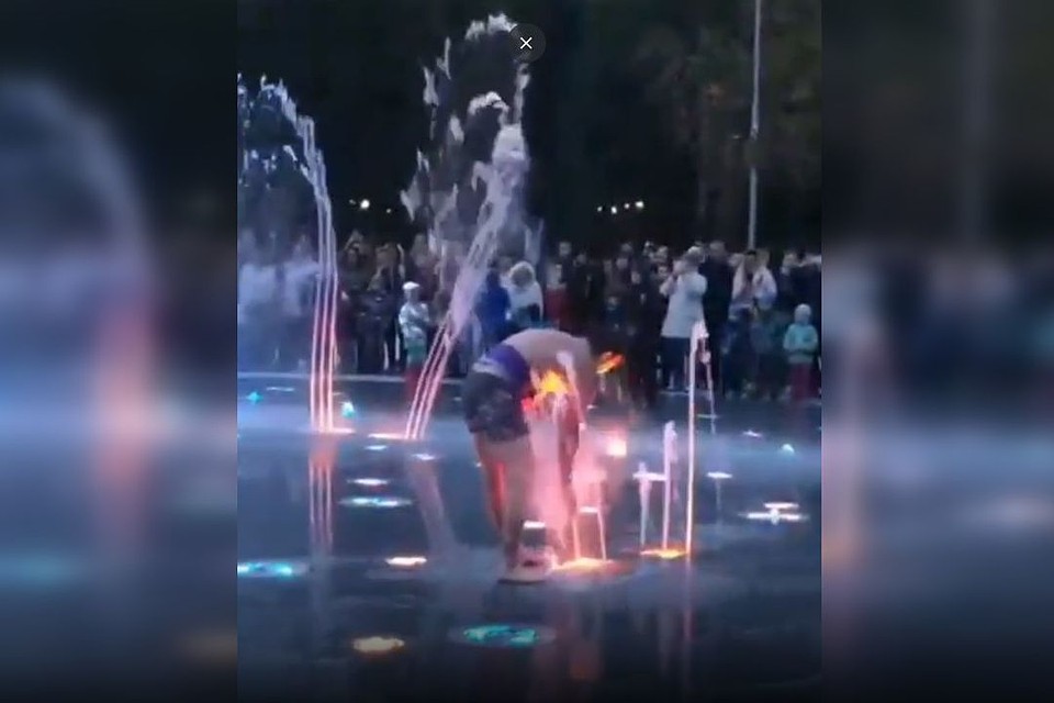 Полуголый мужчина полез фонтан в Центральном парке. Стоп-кадр с видео.