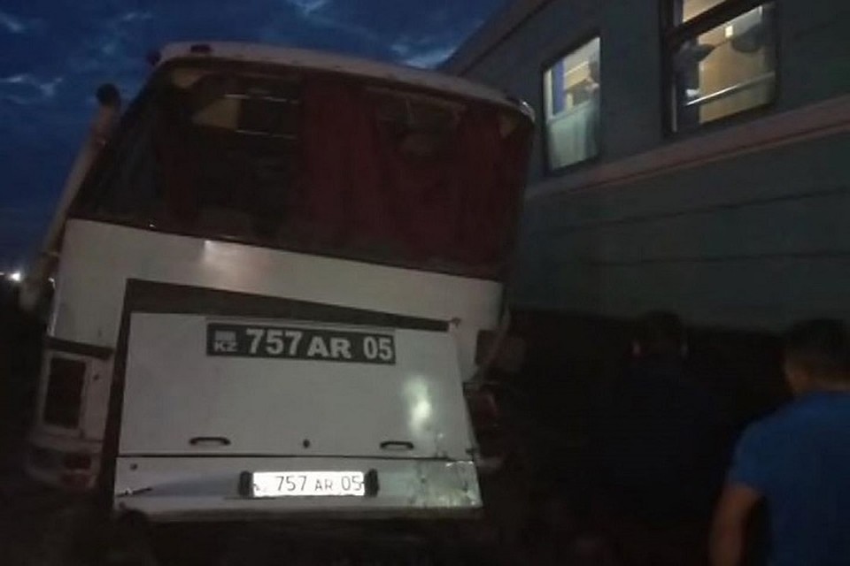 Светофоры загорелись красным, шлагбаум до конца не опустился из-за находившихся на переезде машин.