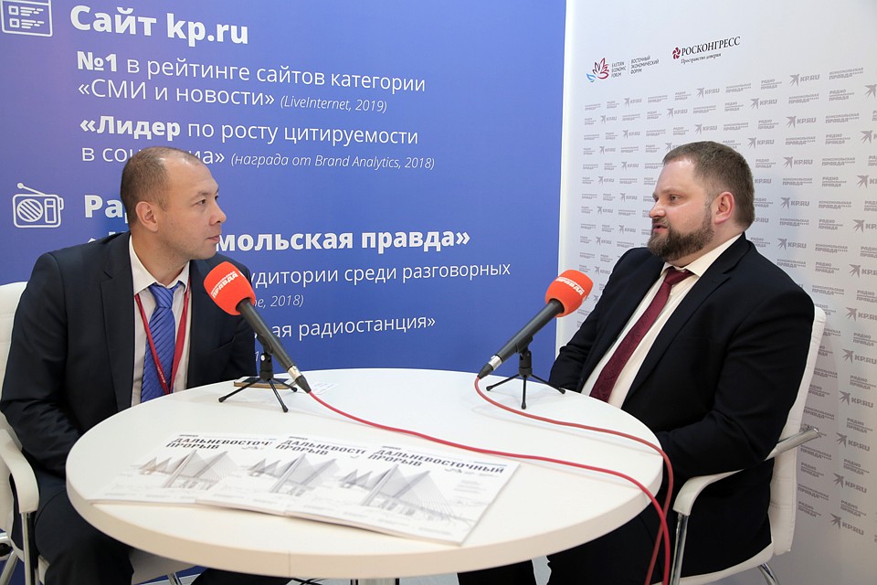 В открытой студии «КП» на Восточном экономическом форуме - Даниил Половинка, заместитель генерального директора Агентства Дальнего Востока по привлечению инвестиций и поддержке экспорта.