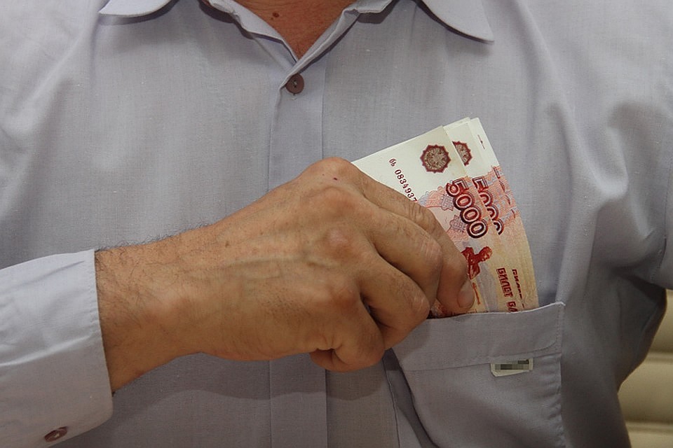 Аферист украл более 100 тысяч рублей с банковской карты жителя Зимы