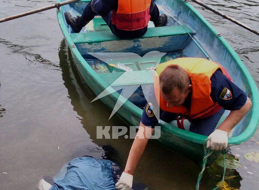 Тело утопленники спасатели вытащили из Хопра в районе Балашова. Фото облспаса