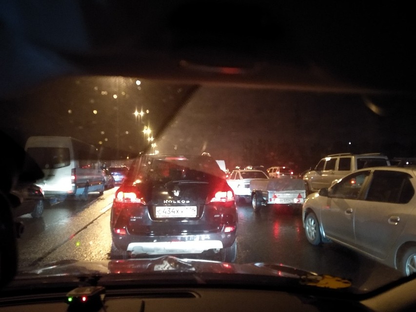 На Пулковском шоссе машины стояли намертво даже в 8-9 вечера. Фото: СОЦСЕТИ